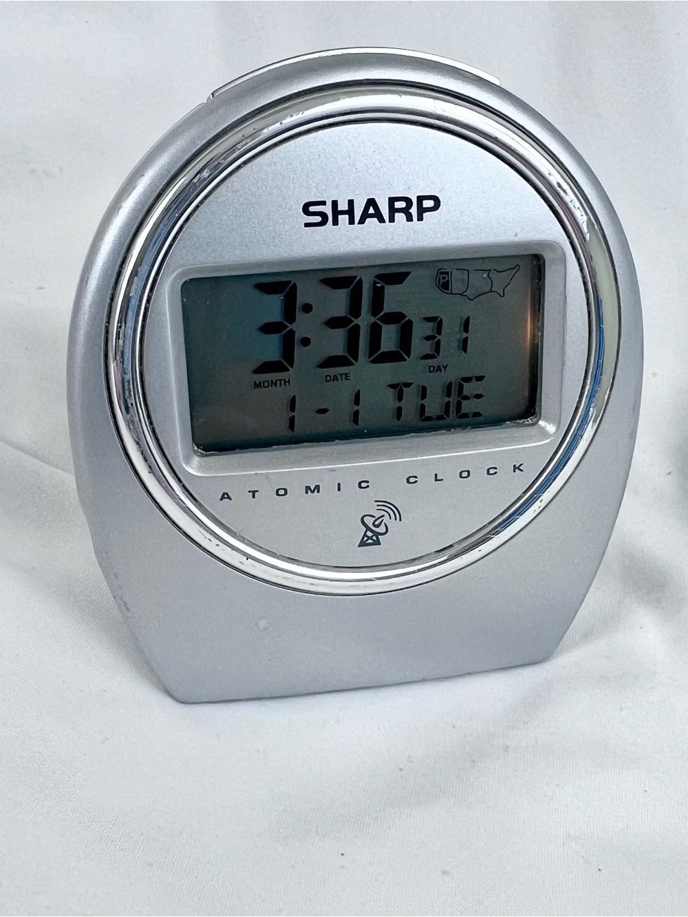Sharp Atomic Digital Travel Alarm Clock Silver Automatic SPC364 night back light